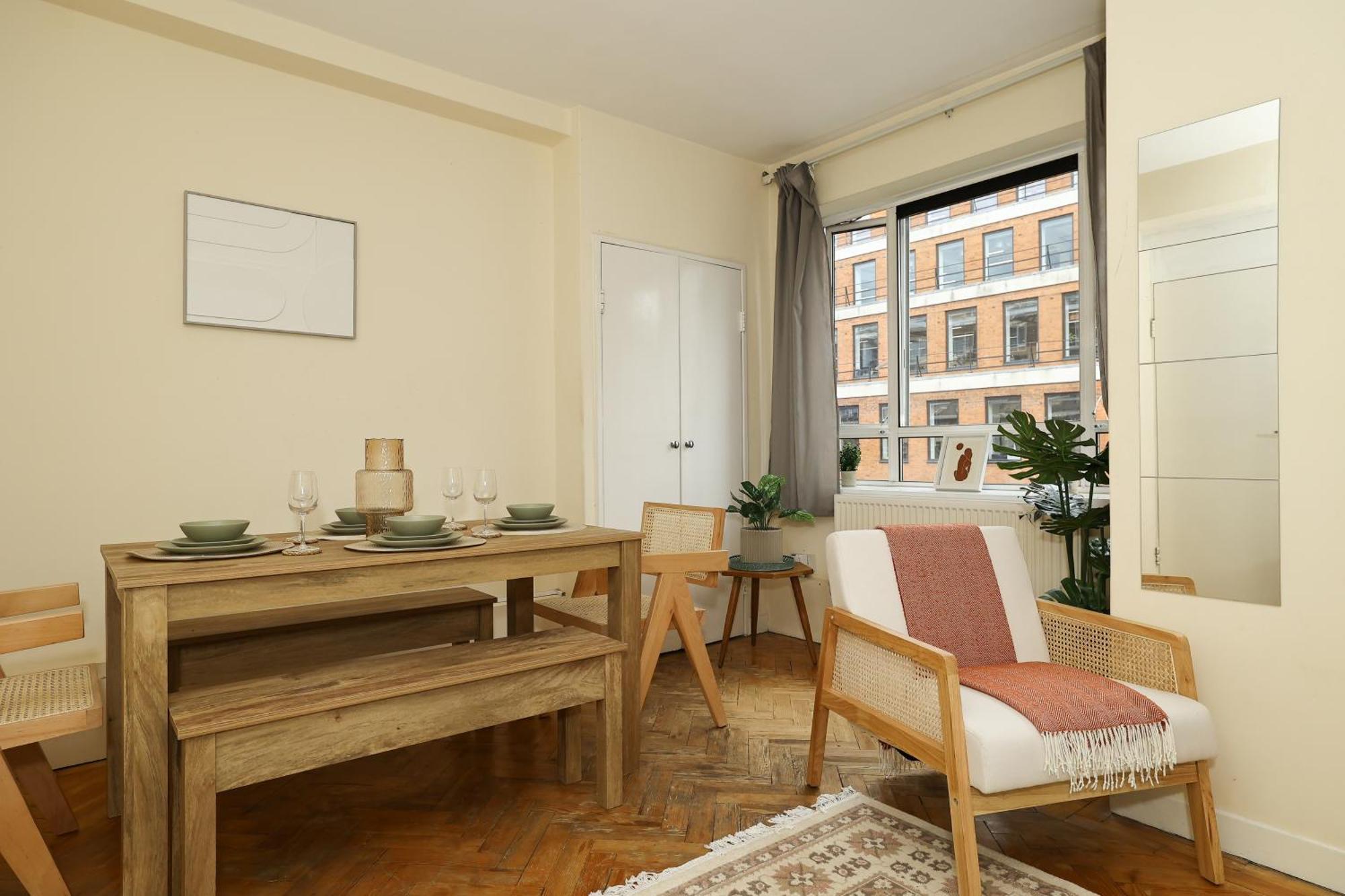 Spacious 2 Bedroom In Holborn Apartment London